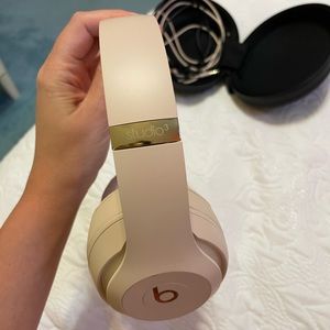 Beats Studio 3 wireless headphones beige/pink
